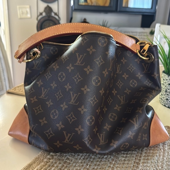 💯 Authentic Louis Vuitton Berri MM. …. - Picture 1 of 16